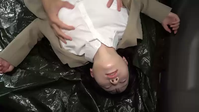 逃げることも許されなかったOLの末路！諦めた私に肉棒を押し付け中出しセックス！