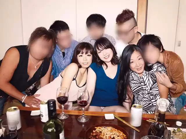 旦那が出張中の熟女さん大集合！真昼間からスケベな合コンではじめての乱交SP