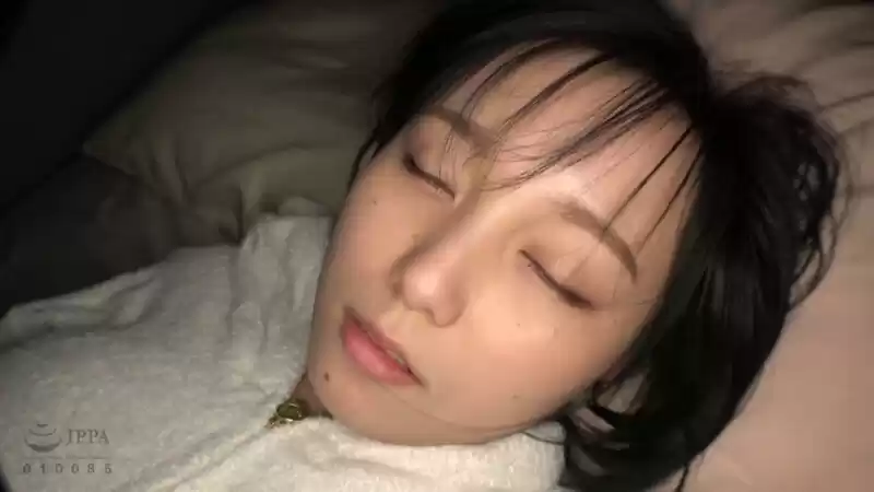 寝静まる美人巨乳の姉を○○する弟 ねね