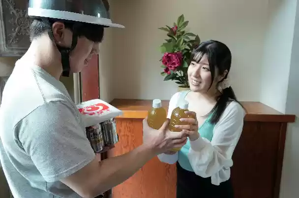 三河屋の逞しい体とチ○ポに夢中になってしまったネトラレ妻 辻さくら