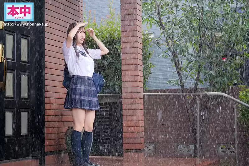 濡れ透けJ●が自宅の軒先で勝手に雨宿りしてたので中出しレ×プ 鈴の家りん