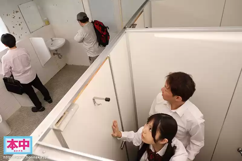 電話で彼氏とケンカする女子●生を我慢できずにメチャクチャ痴●してやったら…マン汁で濡れまくってたので、彼氏よりも俺のテクの虜にその後めちゃくちゃ中出ししまくってやった！ 鈴の家りん