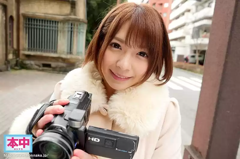 素人カップル逆ナンパ寝取り大作戦！！至近距離で彼女がいるのにささやき誘惑中出し 麻里梨夏