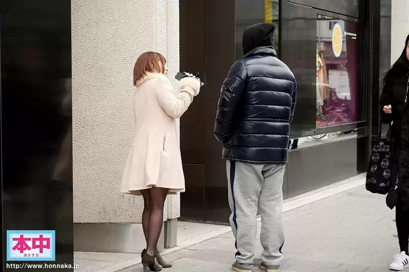 素人カップル逆ナンパ寝取り大作戦！！至近距離で彼女がいるのにささやき誘惑中出し 麻里梨夏