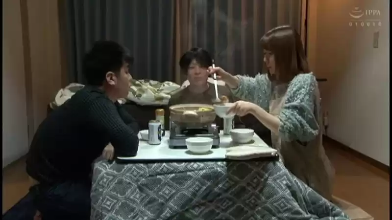 川の字で寝ていた彼女が僕の真横で親友に夜○いされて完堕ちしている 涼花くるみ