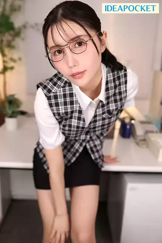 【VR】昼は地味な事務職員、夜はブッ壊れた女王様 軽い気持ちで声を掛けたらロックオン 詰められ、見下され、踏み躙られ… 男の尊厳を奪われ辱められる冷酷淫語調教 藤咲まい