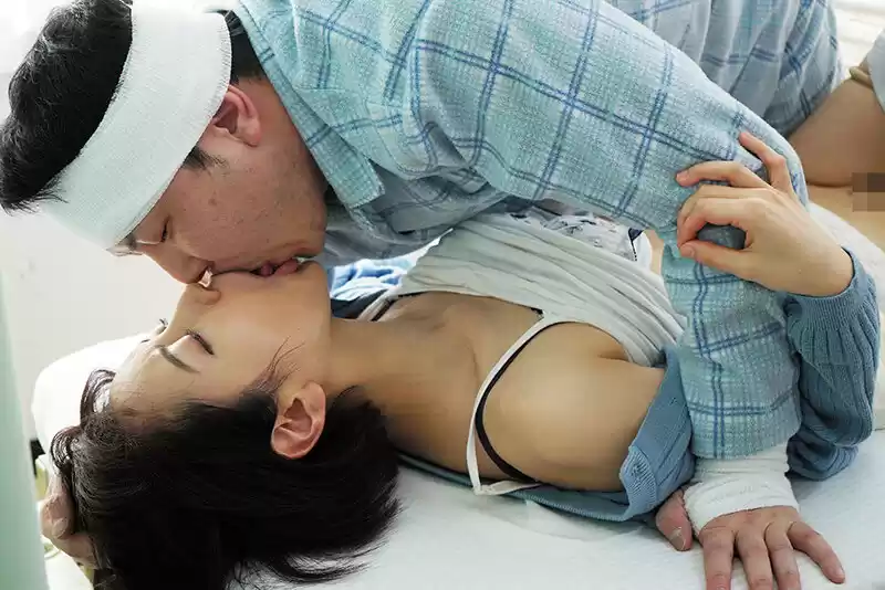 同級生の妻 入院生活で溜まりまくった俺のベッドに友人夫婦が見舞いに来て 美咲かんな