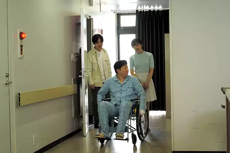 同級生の妻 入院生活で溜まりまくった俺のベッドに友人夫婦が見舞いに来て 美咲かんな