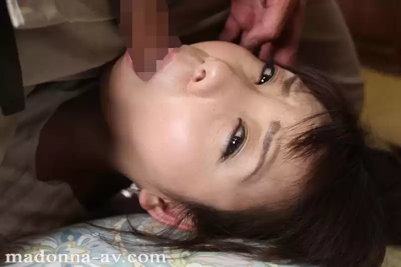 夫を見つめながら犯●れる人妻 水沢真樹