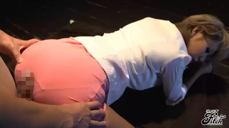美尻タイトスカート 透けた魅惑のパンティライン 橘なお