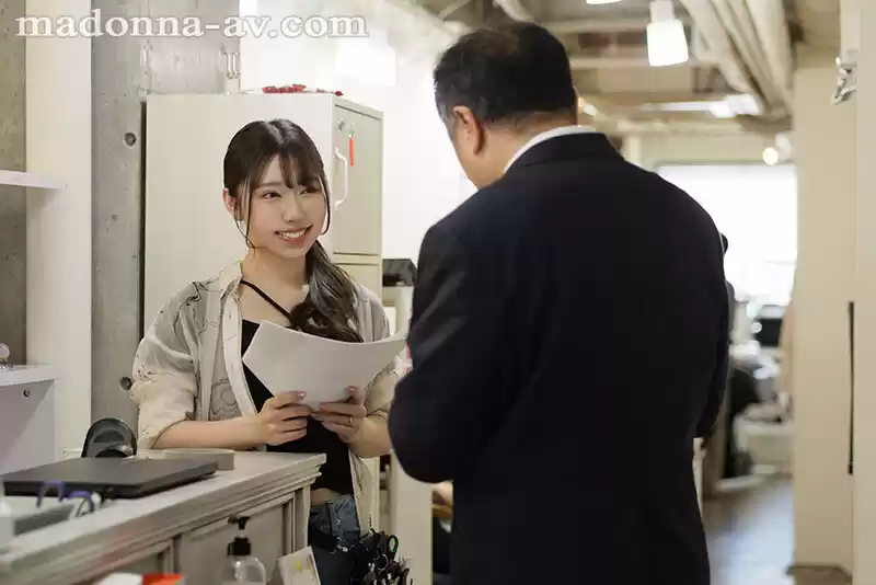 「絶対に、絶対に…声出しちゃダメですよ？」美容関係の営業の僕は店長の芽衣さんとある日、突然急接近ー。閉店後も、営業中も…濃密W不倫に溺れている。 さつき芽衣