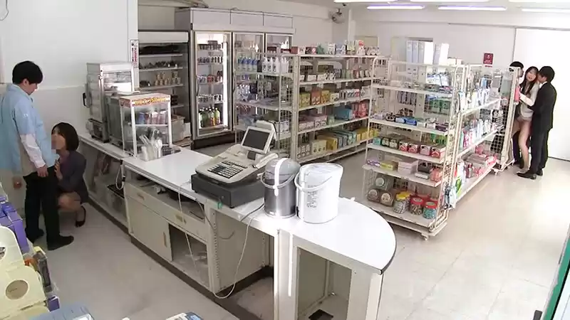 W長身妻の【痴●コンビニ＆ぶっかけバー】店内いつでもどこでも触って下さい・痴●フリーな女達 きょうこ＆こはる