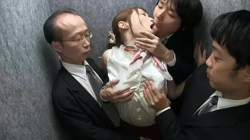 夫のオフィスでヤラレたいの…社員達との輪●SEXに酔いしれる社長夫人～ぶっかけ！つるつるサテン美女ハードコア～（中編）社員達からぶっかけ三昧 佐伯由美香