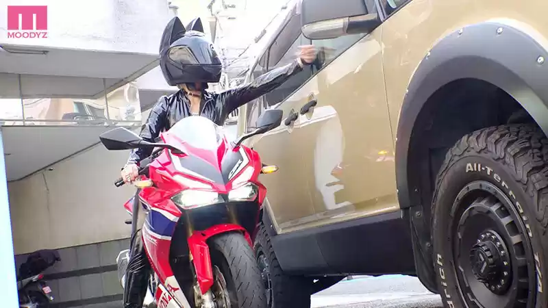 M男くんを犯しにバイクに乗ってやってくる 極限露出で男漁り爆乳痴女ライダー 乙アリス