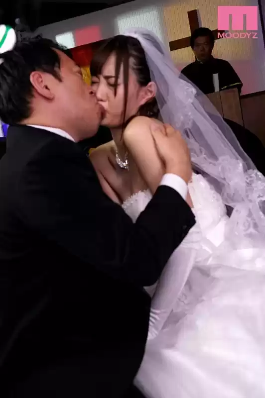 おれの最愛の妹が中年オヤジとの望まない結婚を強いられた 美谷朱里