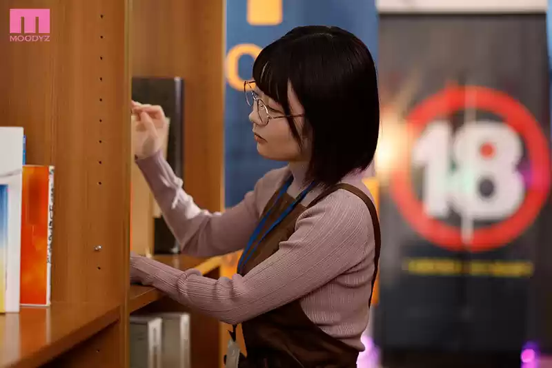 地味メガネの書店員バイトちゃんはエロ本で習得した卑猥な淫語をボソボソ囁きエロがるむっつり神乳娘 水卜さくら