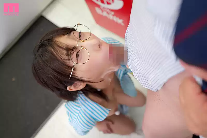視姦に興奮する地味メガネJカップのコンビニ深夜バイト羞恥ノーブラ勤務チャレンジ 篠真有