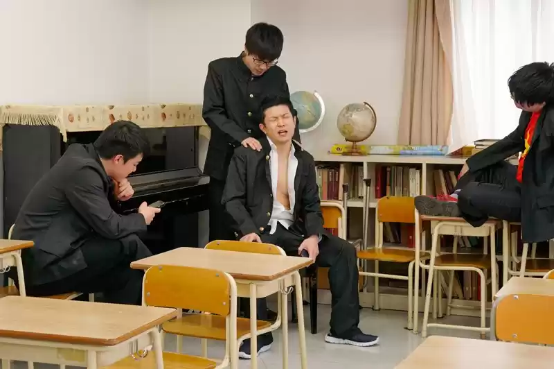 中出し学級崩壊 新任教師である僕の妻がDQN生徒たちの肉便器にされ、恥ずかしい姿をスマホで動画撮影されました 明里ともか
