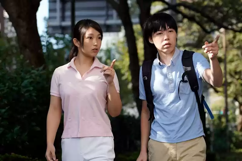 愛する妻をジジイに寝取られた介護の現場 あんなに老人を毛嫌いしてた妻がベロチューしながら自ら腰振って中出しを哀願するなんて… 桐谷なお