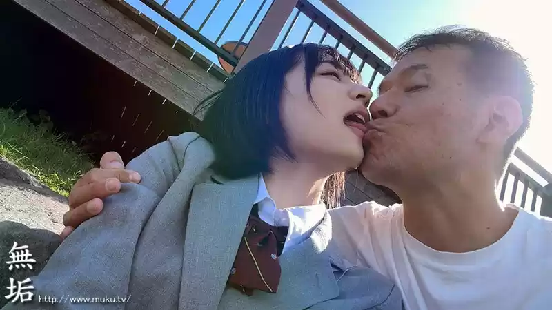 背伸びざかりの制服少女は修学旅行を抜け出してパパ世代おじさんとベロチューデート。そのままホテルに籠って何度も、何度も、中出しセックスでオトナを感じました。 虹村ゆみ