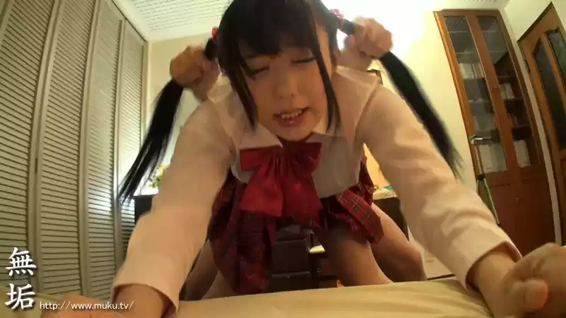 有名コスプレイヤーにイラマチオハンドルをやってみた あず希