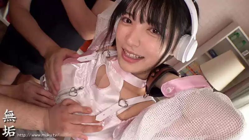 清楚系地下アイドルと裏営業で繋がるオフパコ乱交撮影会。 推してくれるなら無制限ナマ中出し放題な僕たちの痴女天使様。 虹村ゆみ