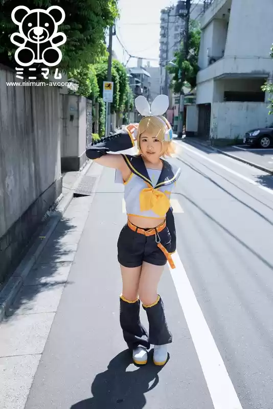 本物志向のコスプレイヤーに本物の中出しを教えてあげる。ともこ（パイパン）擬似ナシ正規精子8発