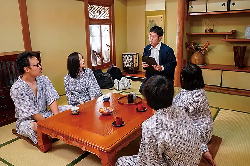 家族に内緒でねとられて… 家族旅行中、巨根青年にイヤというほど突かれイカされた妻 本田もも