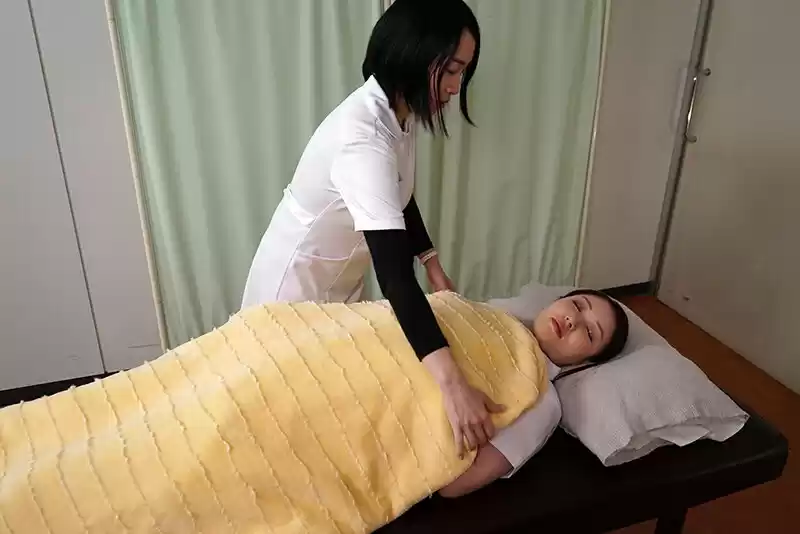 妻は白衣の肉便器 入院患者達の性処理係をさせられた白衣の巨乳看護師妻 葉山さゆり