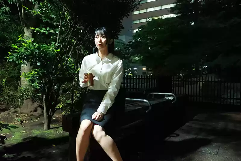 夜の公園でぼっち飲みしてるホロ酔いOLをナンパしたらほぼヤレる説を検証！（1） 天野花乃