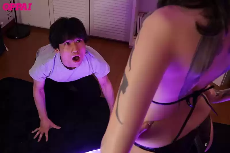 召喚したサキュバスが巨乳の姉に憑依してから毎日続く近親で中出し搾精性活 JULIA