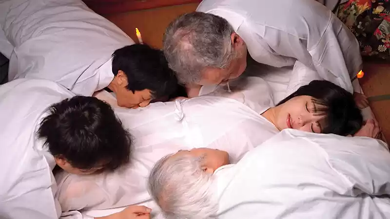 穢れには、おじさんの精子を。村の掟を破った女子校生は、膣内に村民男性のザーメンを大量に注ぎこまれた。 虹村ゆみ