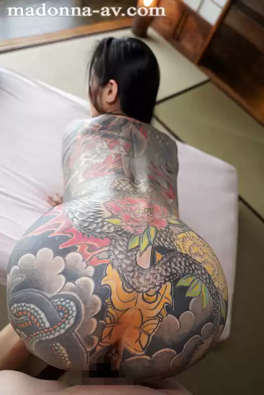 この美顔で、この和彫り、脱いだら危険なイイオンナ。 背中に龍を飼う人妻 伊奈美いずな 43歳 AV DEBUT