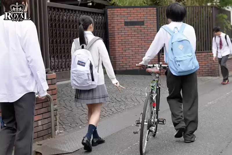 隣に引っ越してきた学園のアイドルに勃起を見られてしまうが、恥ずかしがりながらも、ドスケベに豹変。 香乃萌音
