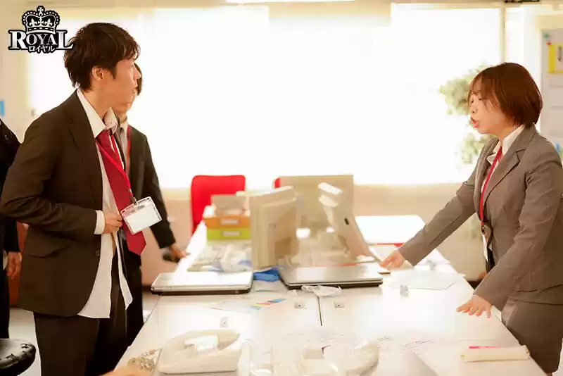 朝起きたら部屋に下着姿の同期女子社員！ いつも生意気で悪態ばかりついてくるのに、甘えてきたので… 宍戸里帆