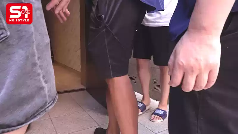 SEXもオナニーも180日間サセなかった禁欲女が住むガチ自宅に大量チン凸！即ズボ大乱交で激イキ大反応リアルドキュメント 村上悠華