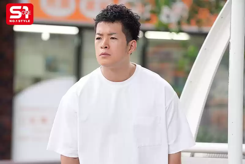 顔よりデカい胸のせいで…乳だけで身バレしてしまった人妻風俗嬢の末路…。 旦那不在の間、ご近所さん御用達のヤラれ放題Mカップ みなみ羽琉