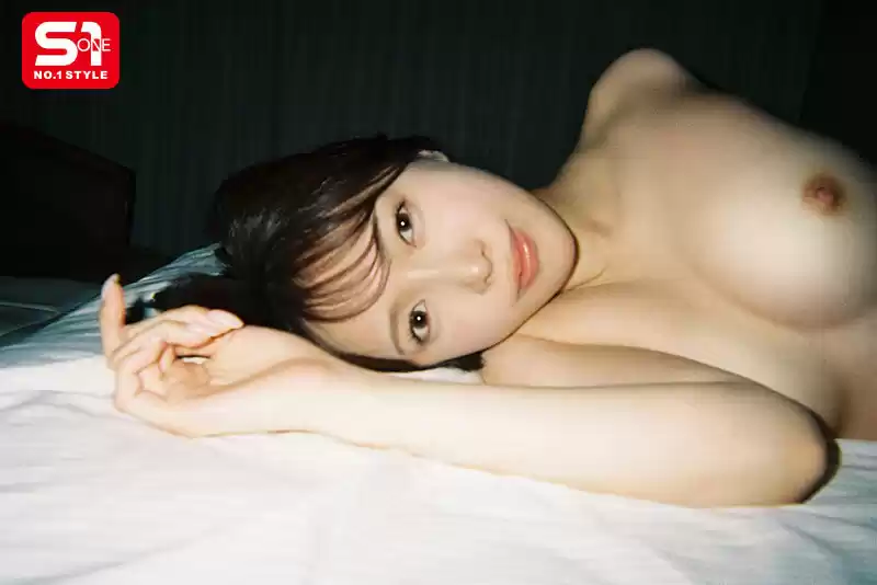 顔も性格もセックスも巨乳ニットもパツパツのジーンズに隠れたお尻も全てが最高のスタイル抜群の骨格ウェーブふんわり柔らか曲線美の俺だけの愛人を早く脱がせてそのカラダを独り占めして一晩中ひたすらにハメまくりたい。 鈴木希