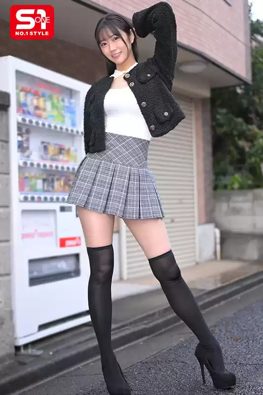 エロエロな巨女 180cm超大型美女に見下ろされ、からかわれ、13発もヌカれちゃった恥ずかしい僕。 明日葉みつは