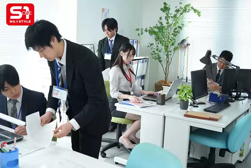 大好きな彼女は 僕の上司、同期、後輩… 誰にでも股開く 社内共有マ●コでした。 でも…悔し勃起しちゃう無様な僕。 村上悠華