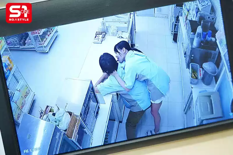 僕は生意気カワいい学生バイトに「ざぁこ」扱いされて 悔しいのにチ●ポフル勃起させて痴女ってくれるのを期待している情けない大人です。 渚あいり