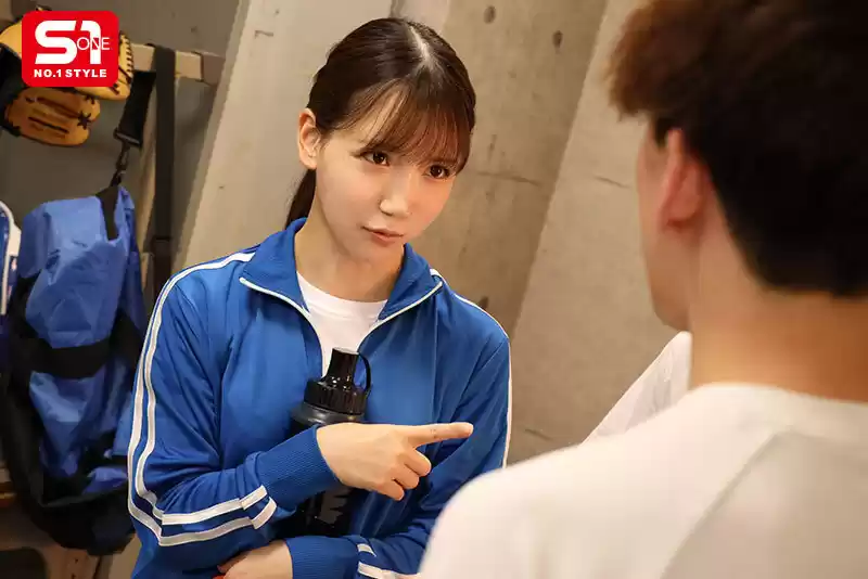 サッカー部のマネージャーってヤリマンで部員と乱交パーティーやってるらしいよ！優しくて選手の性欲まで面倒みちゃう！？おサセマネージャー 三田真鈴