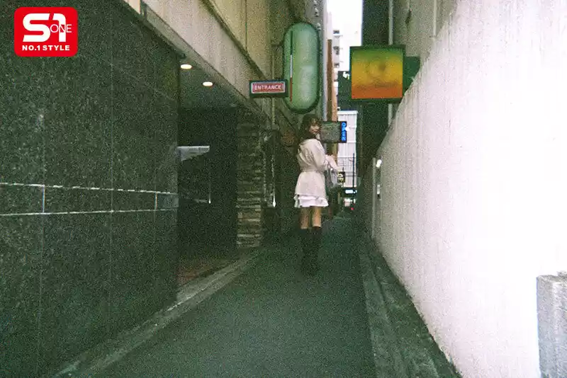 金と時間と性欲がある若妻アリスさん（23歳）のラブホ4軒はしご不倫 花アリス