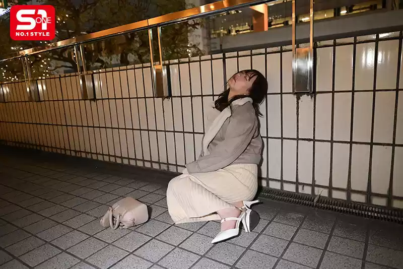 酒を飲んで飲まれて飲んで泥●い 笑い・吐き・メスの顔・失禁・睡姦 裏の顔まで全て曝け出したAV女優の完全プライベート六本木心中SEX 村上悠華