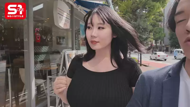 街行く男の視線を独占する 10度見級Kカップのエッロい女を連れて デカ乳露出街ぶらりした後ホテルに入って即ハメSEXしたくない？ みなみ羽琉