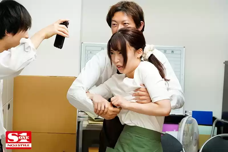 「先輩ごめんなさい…」 バイト先のパワハラから守ってくれた先輩が復讐レ●プされている姿に鬱勃起が止まらないクズな僕 潮美舞