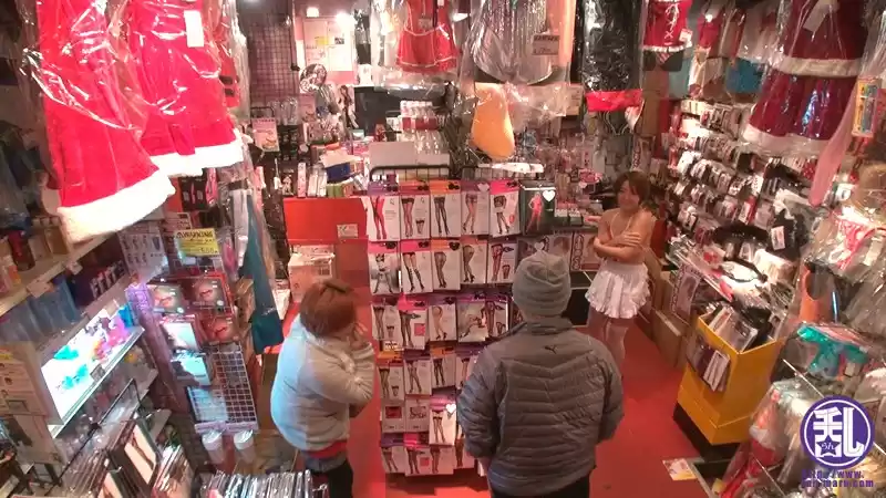 アダルトショップ一日店長の淫乱おっぱい接客 小坂めぐる