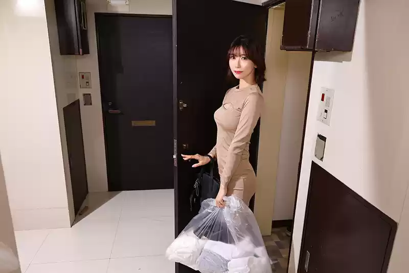【VR】【8K VR】毎朝ピン立ち乳首を見せつけて誘惑してくる美しすぎる隣人妻にウイスパーボイスで「キスして」って言われたらそりゃするでしょ。小声で迫ってくる顔面 旦那の目を盗んでW不倫 黒川すみれ