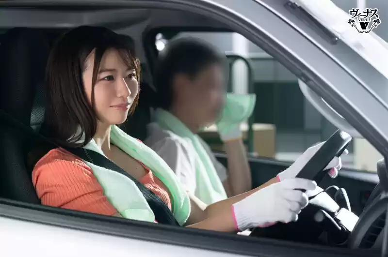 カーセックスが好きな人妻は荷物を届けて性欲を満たすフェラチオ上手なペロフェッショナル宅配ドライバー 美月香織