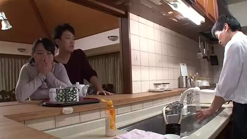 近親［無言］相姦 隣にお父さんがいるのよ… 澁谷果歩